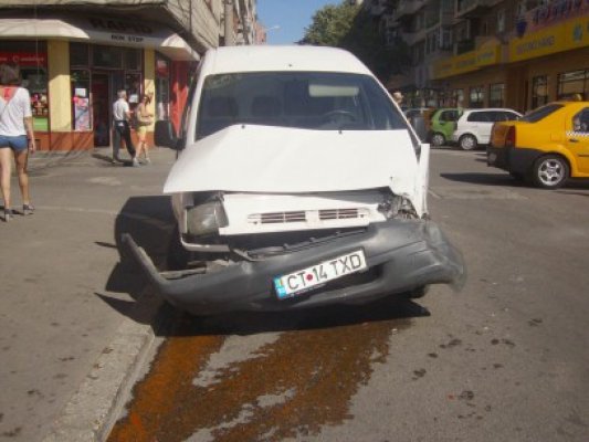 Accident în Constanţa: un autoturism a intrat într-un autobuz RATC